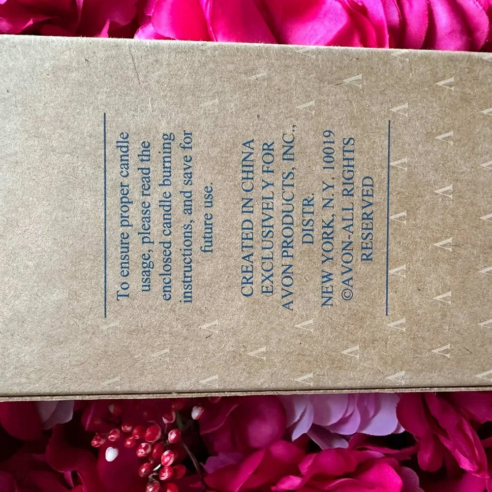 Avon Gift Collection White Candles with Blue Bunny‎ Charm